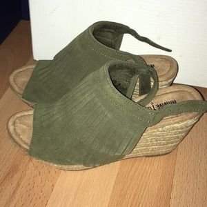 Minnetonka fringe wedge sandal